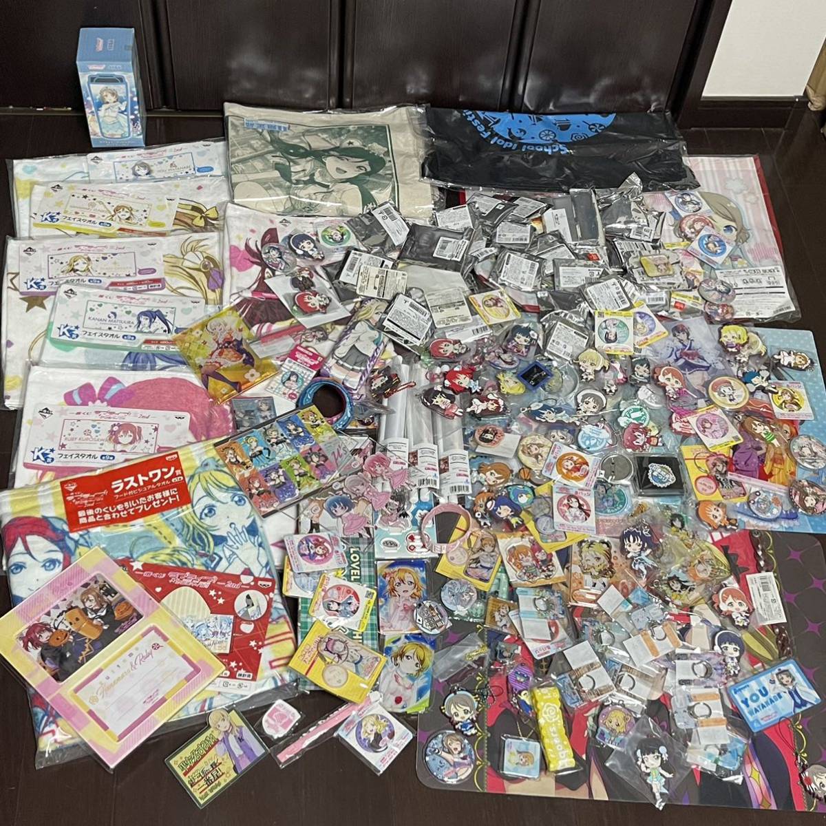 送料無料 大量 まとめ ラブライブ タオル 缶バッジ ラバーストラップ アクリルキーホルダー 等 グッズ セット サンシャイン 虹ヶ咲学園