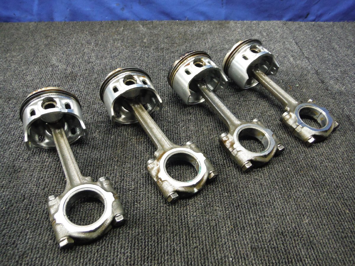 VFR400R　NC30　エンジンパーツ　ピストン　コンロッド　4セット　　送料表あり　型式NC13E