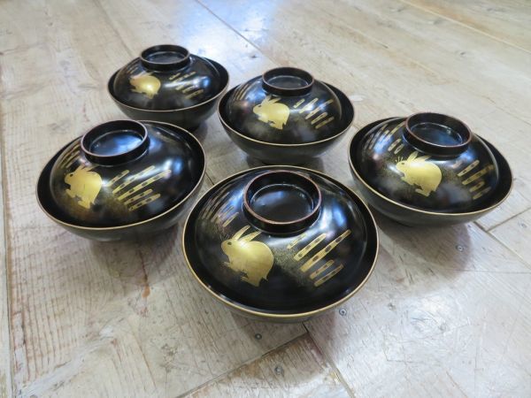 【USED/詳細不明】 茶農家納屋で保管されていた 漆器 黒 金彩 兎柄 蓋付き 汁椀 5客 検索用⇒ 日本製/漆塗り/おしゃれ/かわいい/お椀/D0226