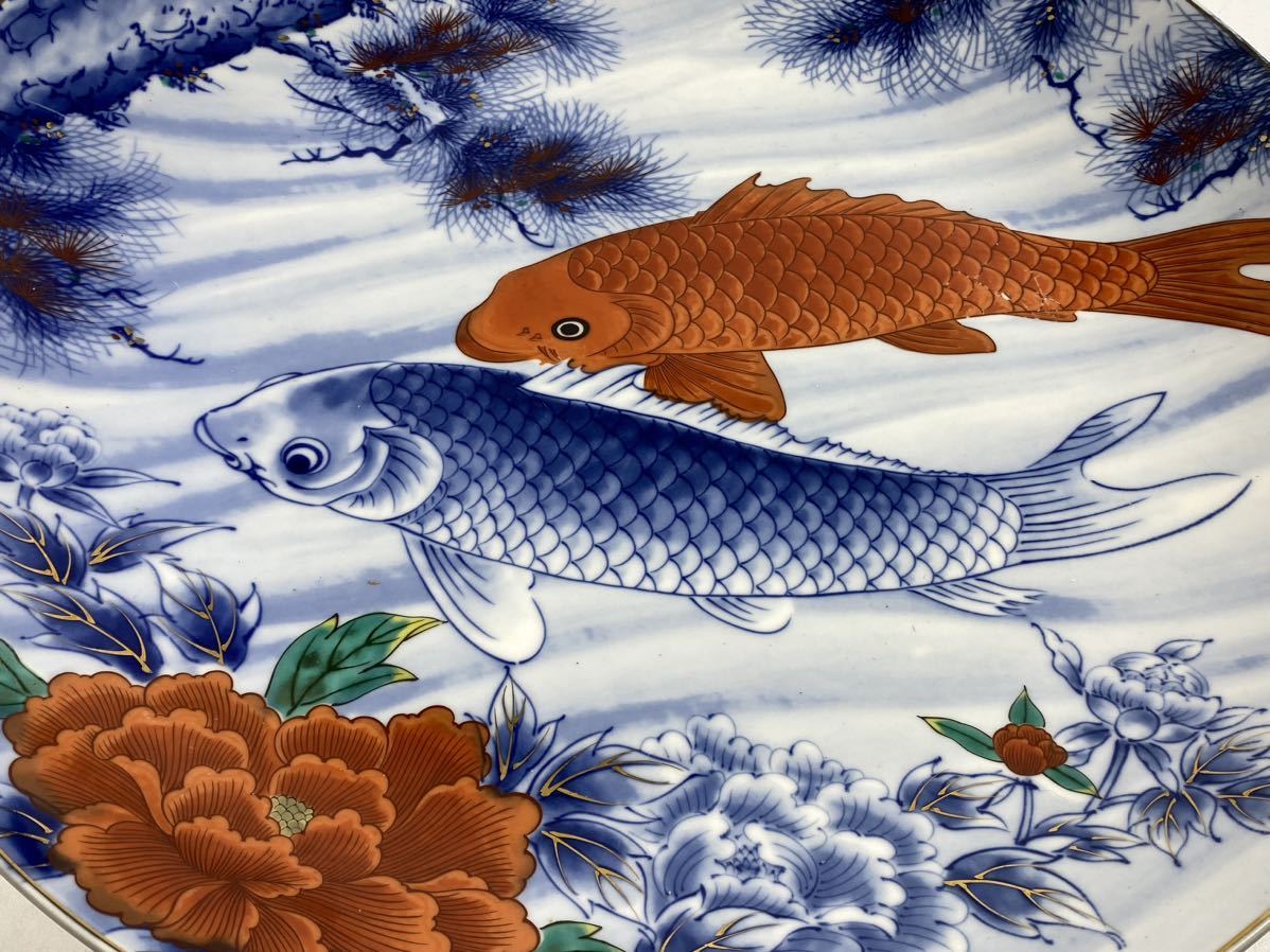 朝】色鍋島 有田焼 万一郎作 飾皿 錦鯉と古松牡丹図 赤絵 金彩 染付 一