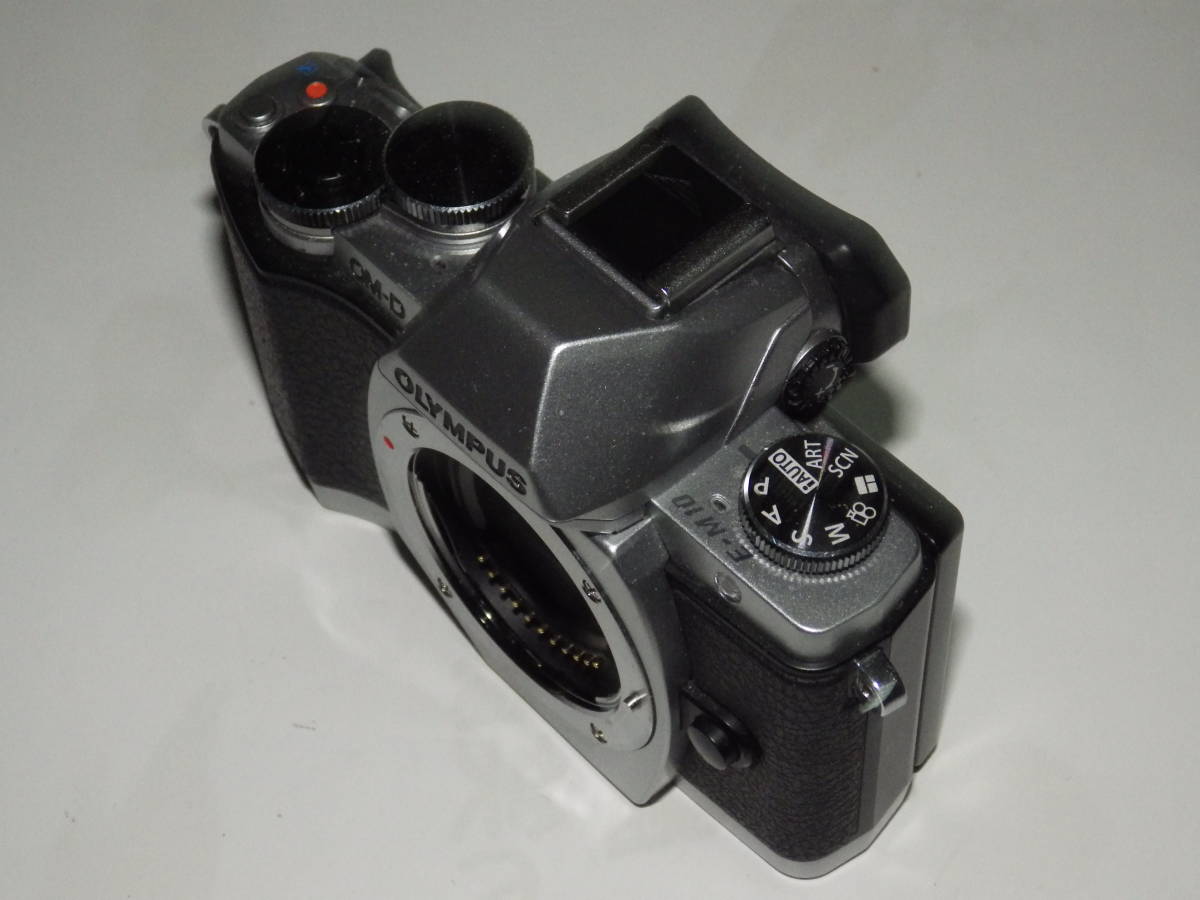 オリンパス ミラーレス一眼カメラ E-M10 銀 ボディ レンズ無 起動 