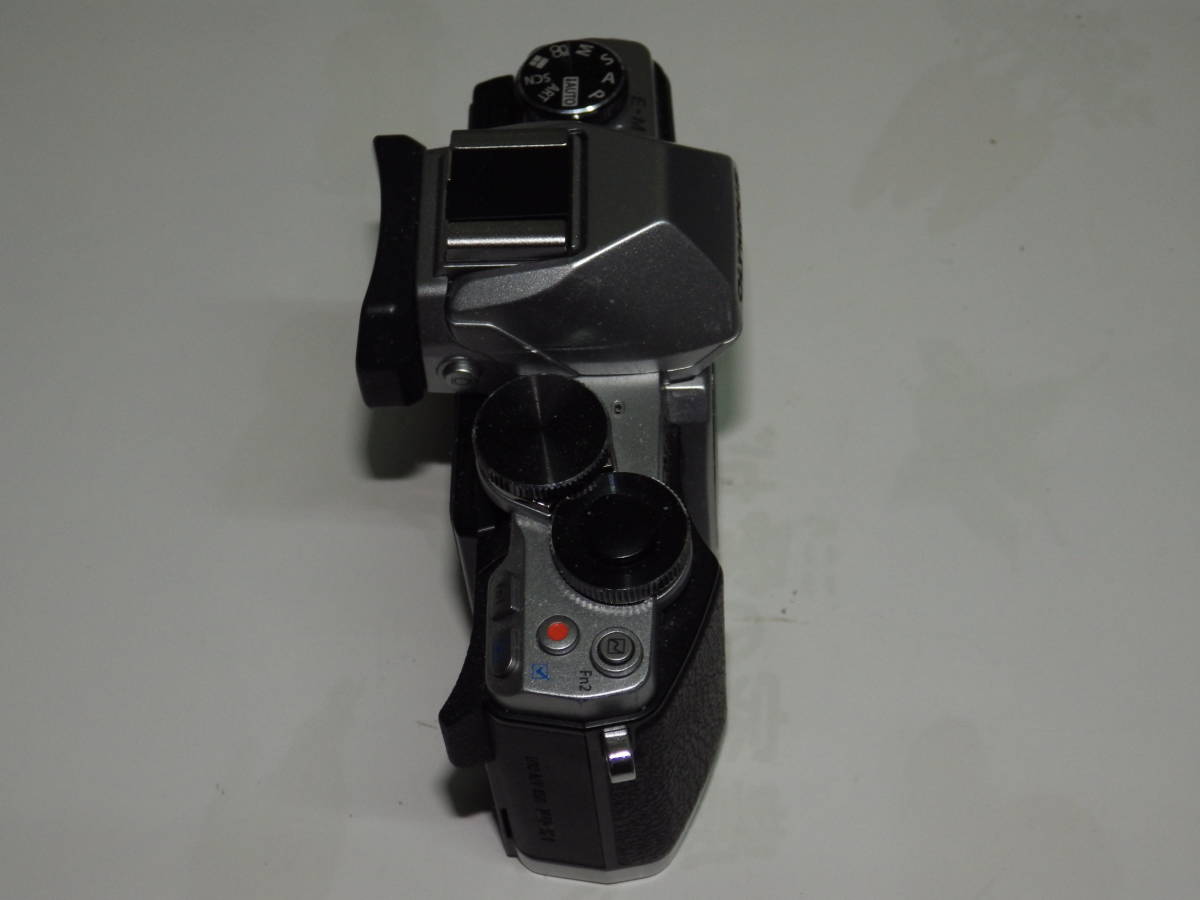 オリンパス ミラーレス一眼カメラ E-M10 銀 ボディ レンズ無 起動