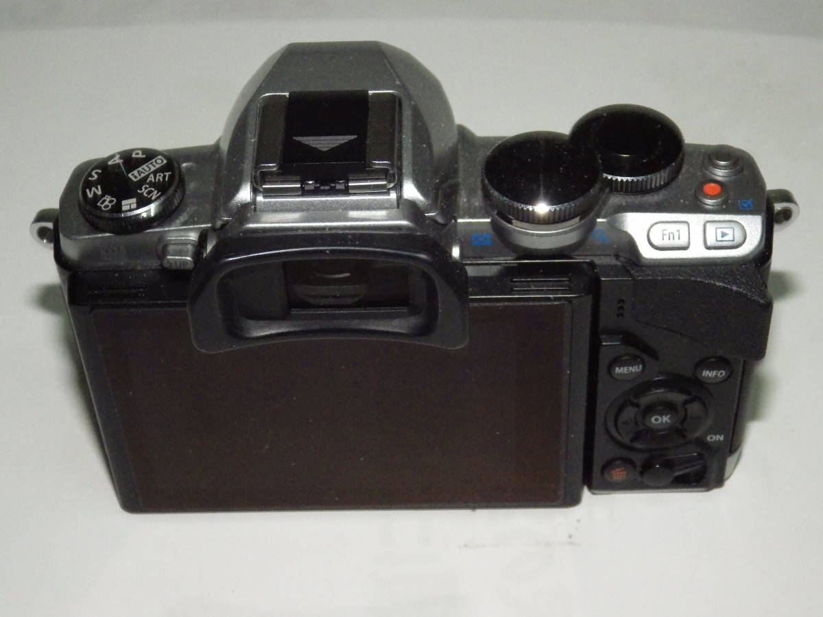 オリンパス ミラーレス一眼カメラ E-M10 銀 ボディ レンズ無 起動