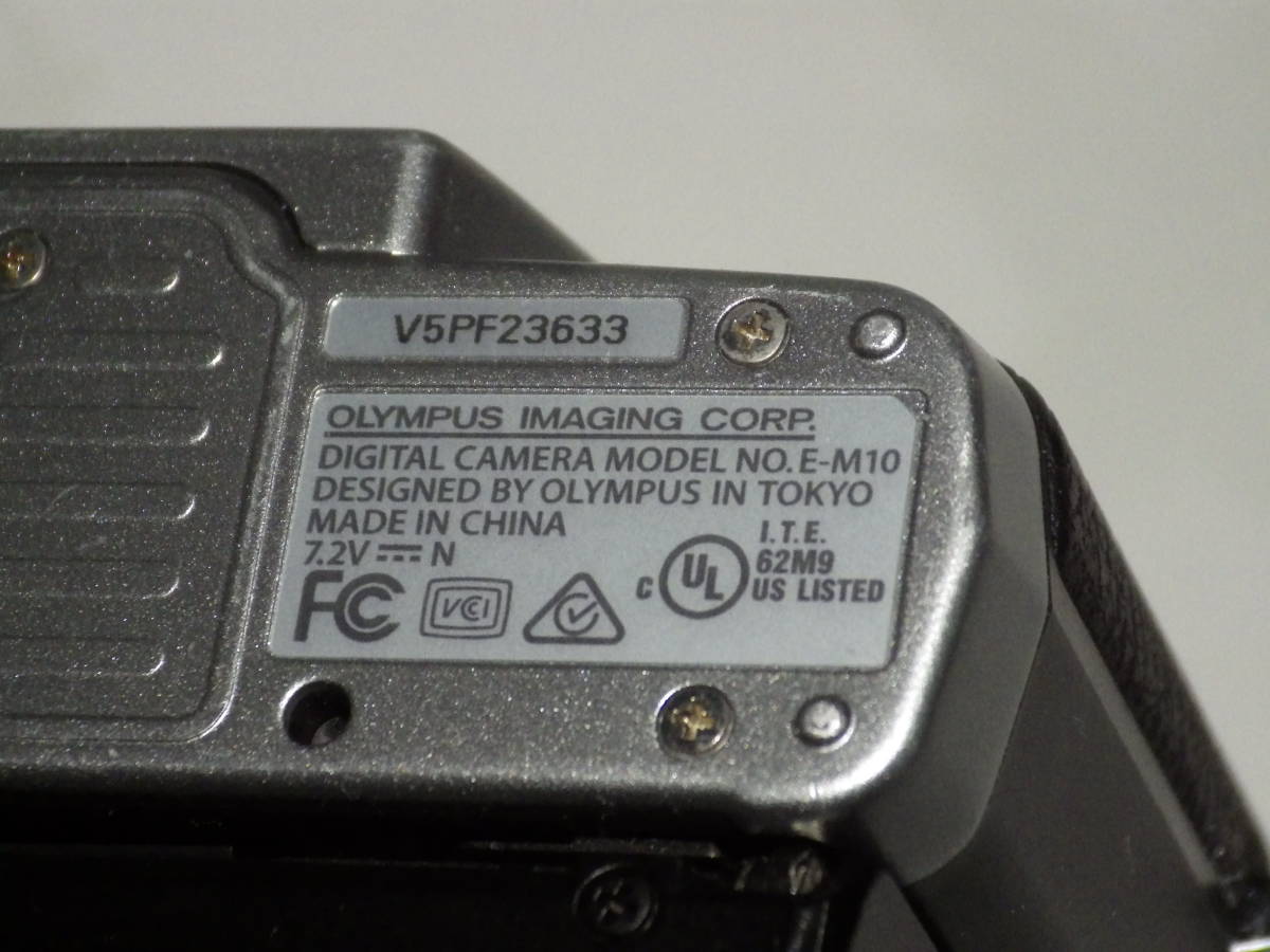 オリンパス ミラーレス一眼カメラ E-M10 銀 ボディ レンズ無 起動