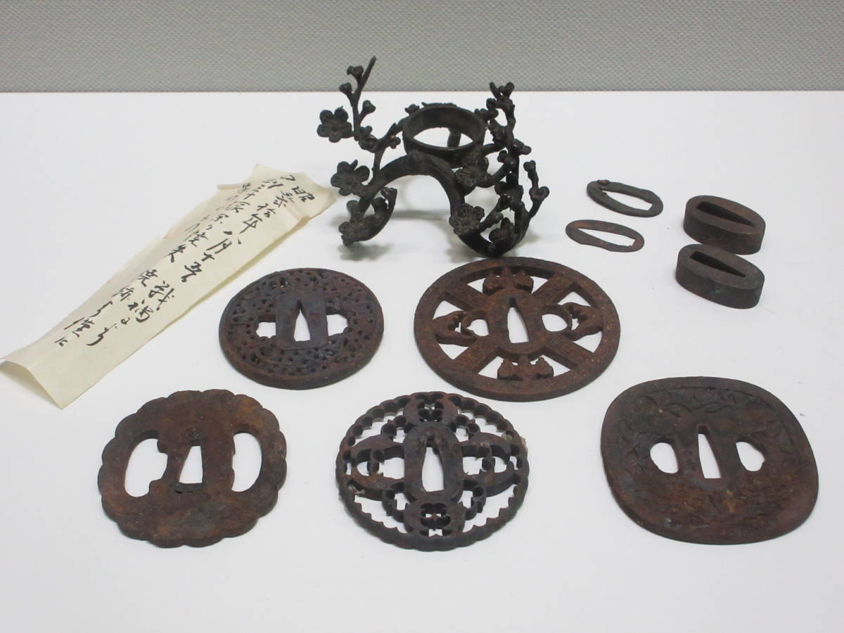 刀剣祭 鍔 はばき 切羽 おまとめ 刀装具 詳細不明 つば せっぱ 恐らく焼け跡 示己？ 鉄製？ 家紋 植物 透かし 磁石反応有り アンティーク 
