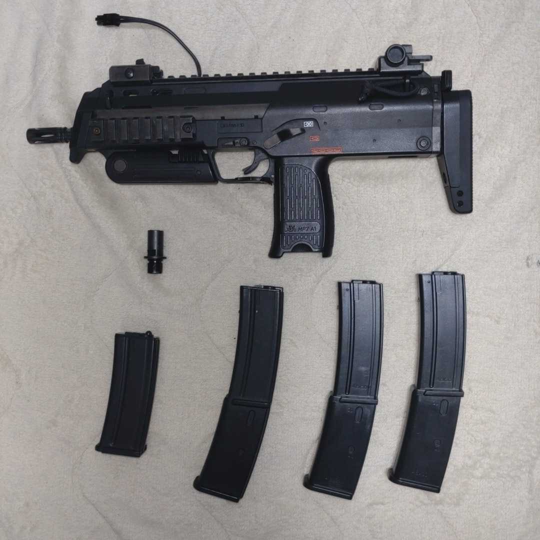 東京マルイ MP7A1 電動コンパクトマシンガン 外部バッテリー化＋初速アップカスタム 予備マガジン３本＋14mm逆ネジ変換アダプター付属