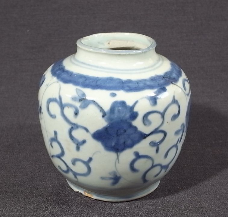古い染付獅子唐草文壷（中国景徳鎮窯で生産？） d8 中国 明末清初 獅子花唐草染付壺 吉祥獣 【公式通販】