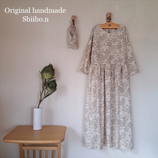 綿麻コットンリネン●生成り地ベージュ色の花柄●7分袖ギャザーワンピース●クロスターバン