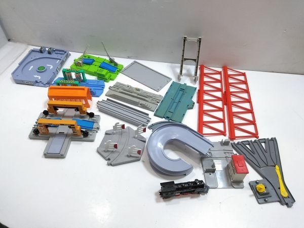 ◇ジャンク TOMY トミカ プラレール 情景パーツ 線路 まとめ 駅/洗車場 