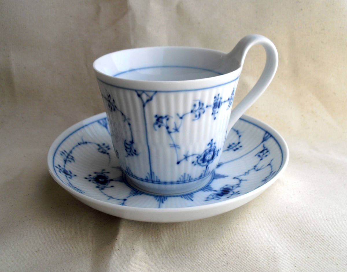 ロイヤルコペンハーゲン☆ブルーフルーテッドプレインハイハンドルカップ＆ソーサー1級品未使用