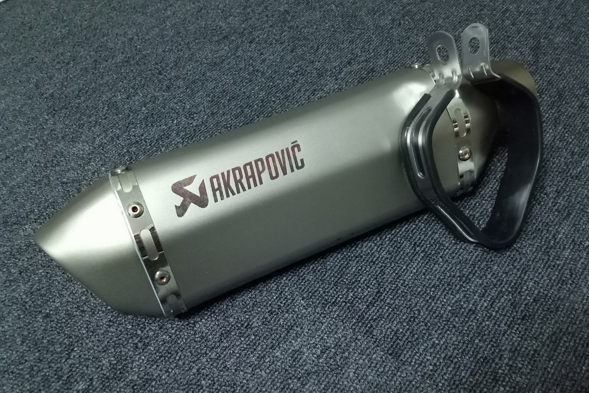アクラポビッチ？ サイレンサー スリップオン マフラー AKRAPOVIC