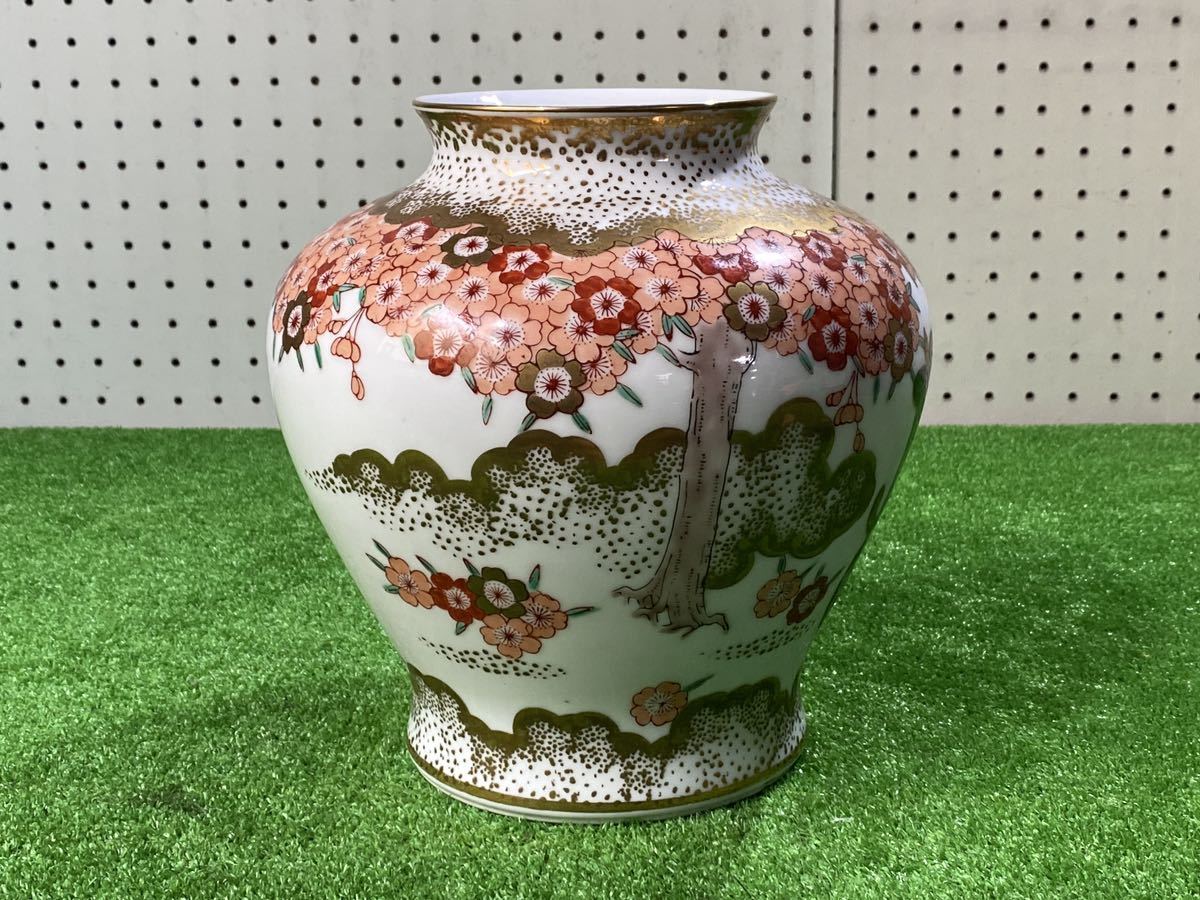 330 花瓶 有田焼 秀峰 高さ24cm 横幅23.5cm 金彩 御所車 桜(花瓶