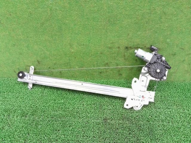 スペーシア　DAA-MK42S　右フロントドアレギュレータ・モーター