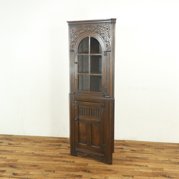 イプスウィッチ コーナーキャビネット 収納棚 アーチ状のデザイン