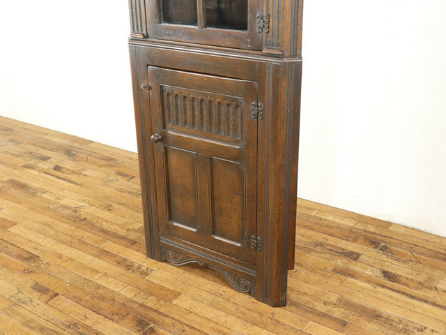 イプスウィッチ コーナーキャビネット 収納棚 アーチ状のデザイン