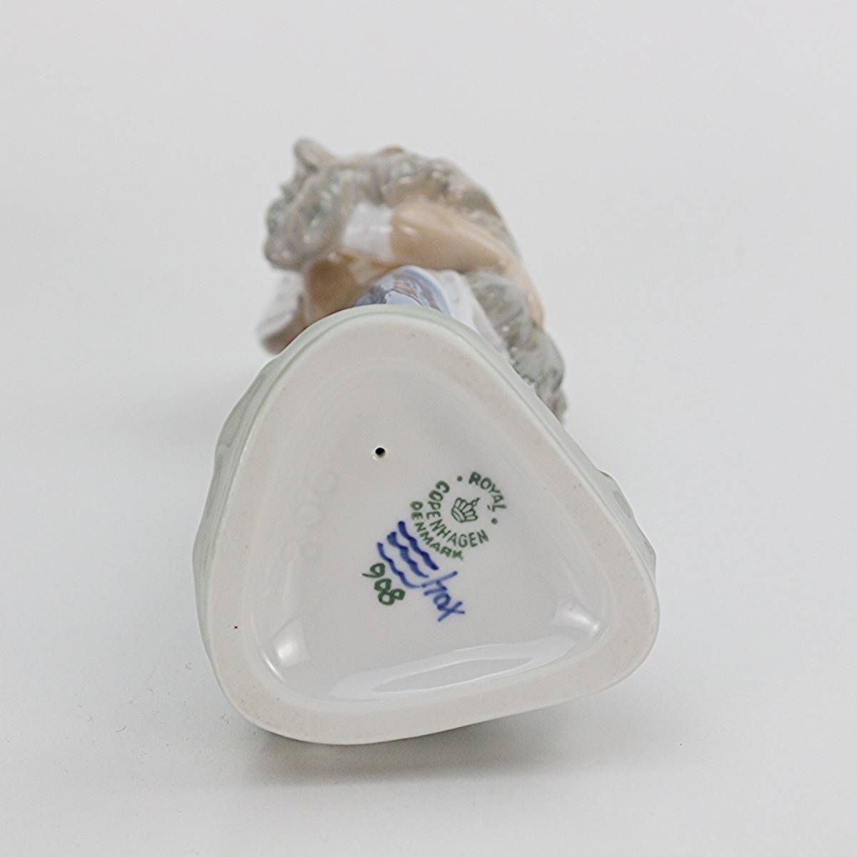 ロイヤルコペンハーゲンアンティークフィギュリン藁束を持つ少女908