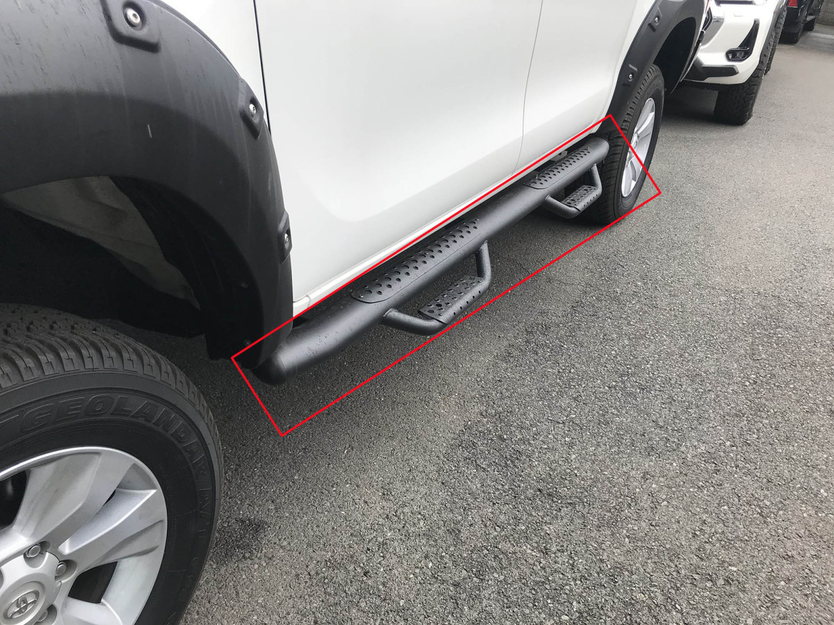 WIN99 ハイラックス GUN125 サイドステップ トレイルバー HILUX 分割式 ブラック サイドバー 前期/後期 黒 スチール製