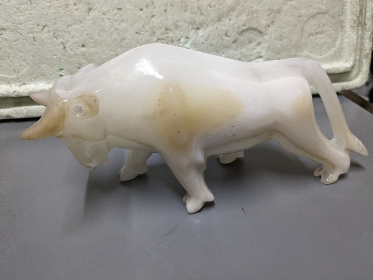 中国 天然素材 牛 置物 石製 白玉 古玩(東洋彫刻)｜売買された
