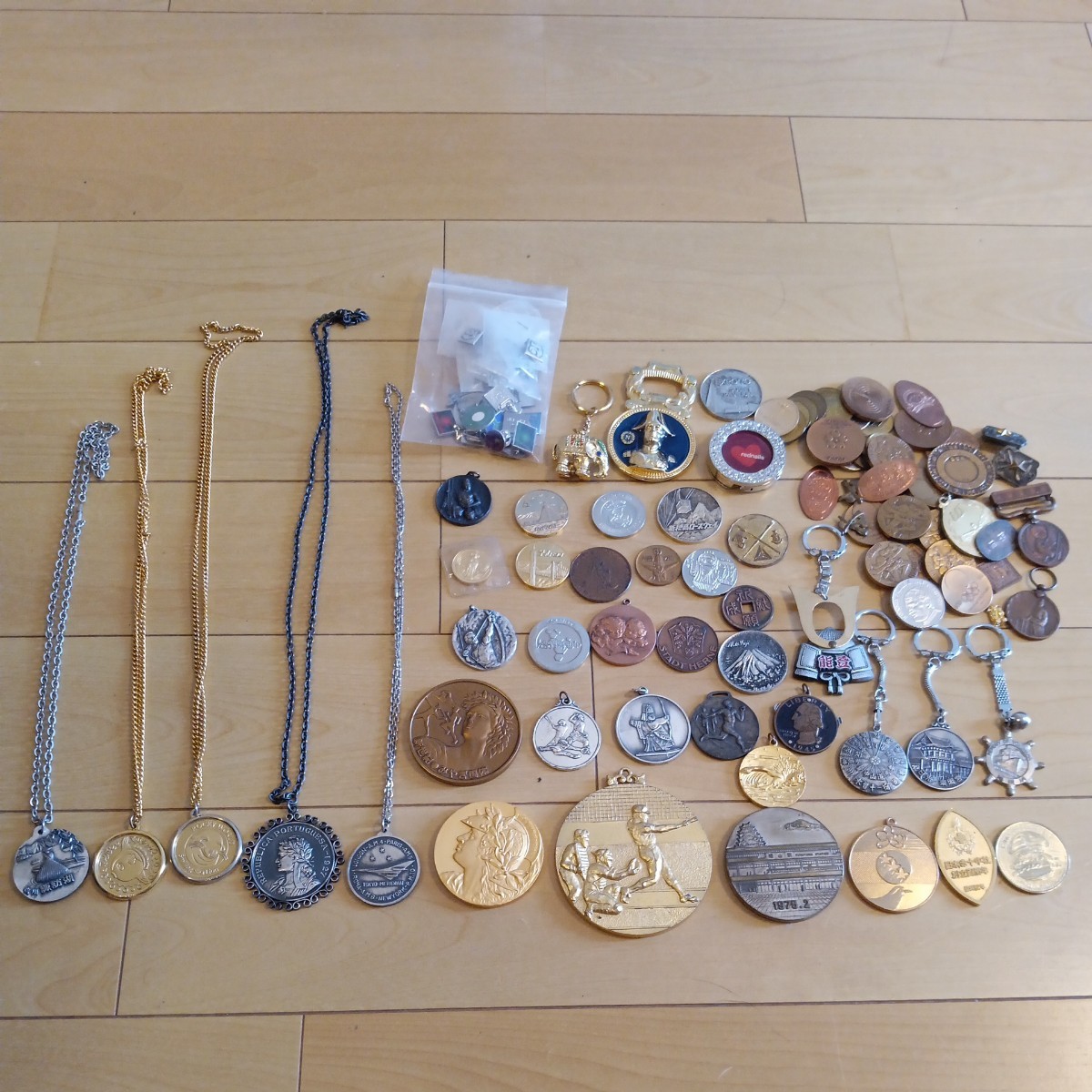 メダル コイン おまとめ 記念章 オリンピック 万博 EXPO ディズニー 会員証 バッジ 純銅 銀メダル 金杯 24KGP 総重量約3kg　1