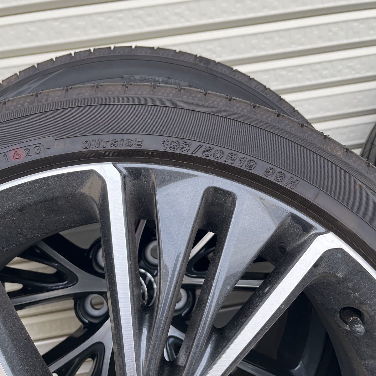 新車外し 現行 60 プリウス Z 19インチ タイヤ ホイール4本セット 