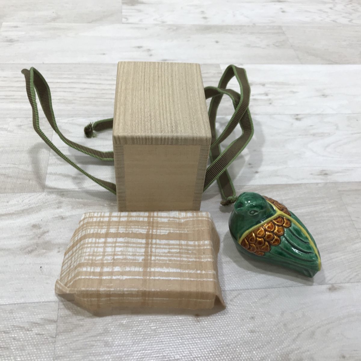 昧渓窯 矢口永寿造 青交趾嬰子鳥 香合 茶道具 加藤幸兵衛 共箱[N3243]