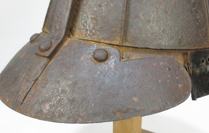 F2319】武具 時代物 室町時代 鉄錆地 八間筋兜 兜鉢 丸に三つ引 引両紋 