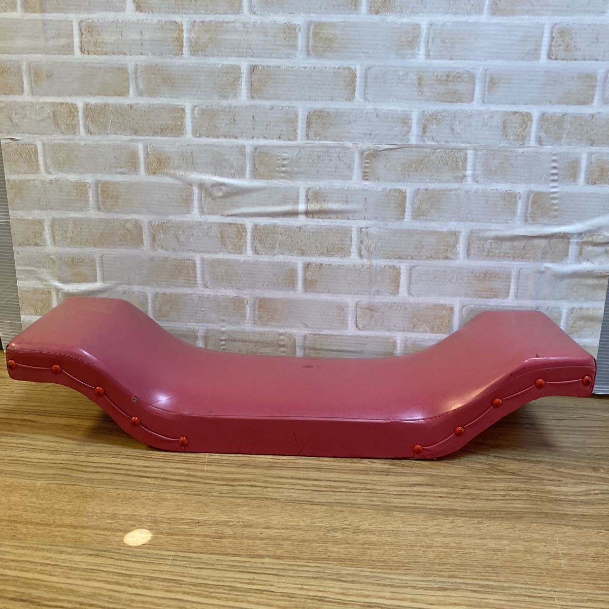 DE-464 品 床屋 理容 美容 子供用補助イズ 子供用補助椅子 薄い赤色  