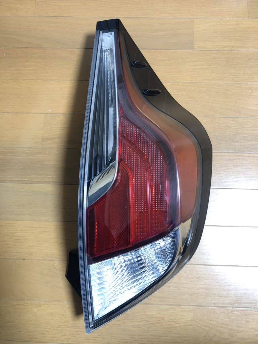 アクア中期右テール 。STANLEY52-297。 アクア右テールランプです