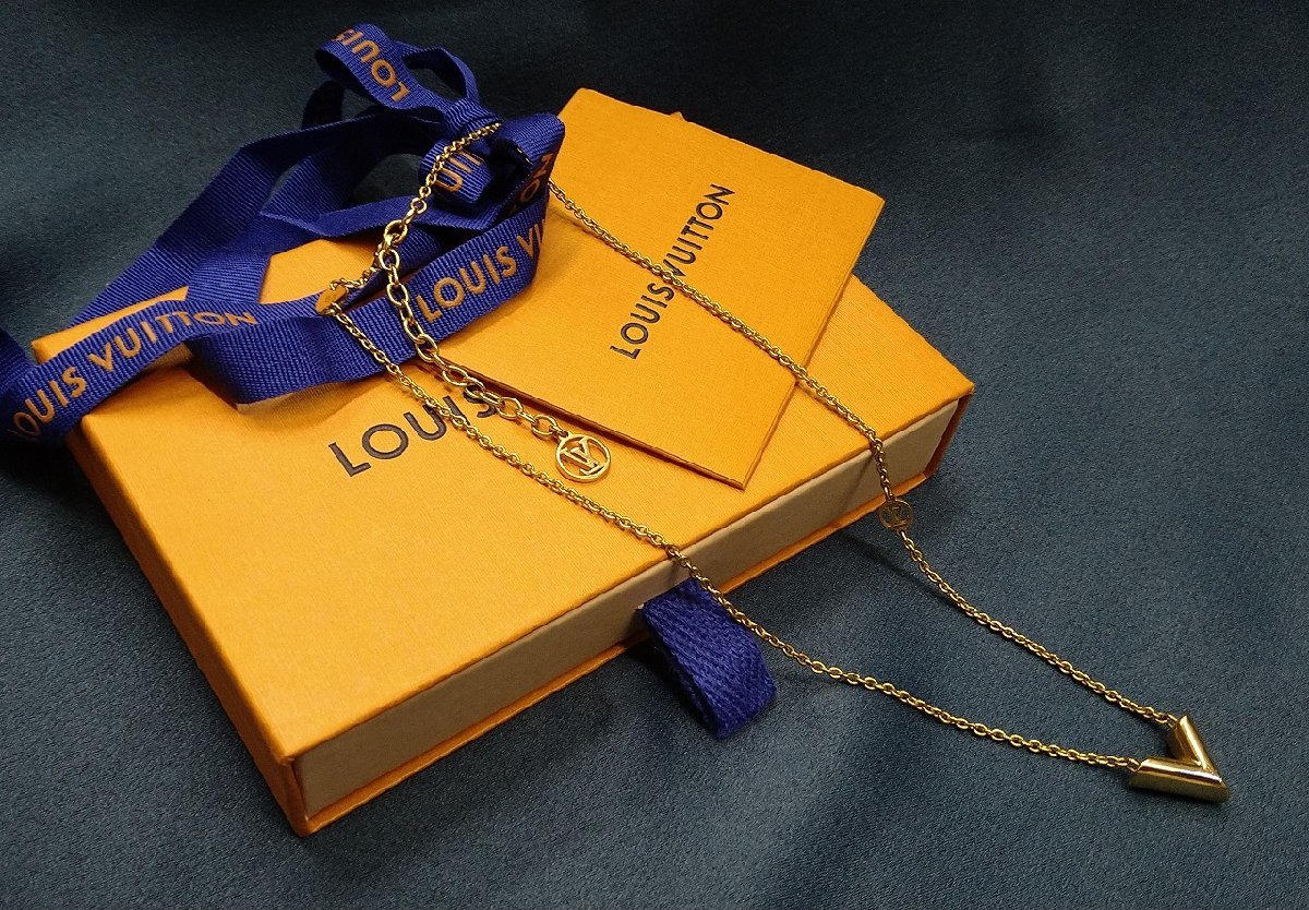Louis Vuitton ルイヴィトン ネックレス エセンシャル V ゴールド