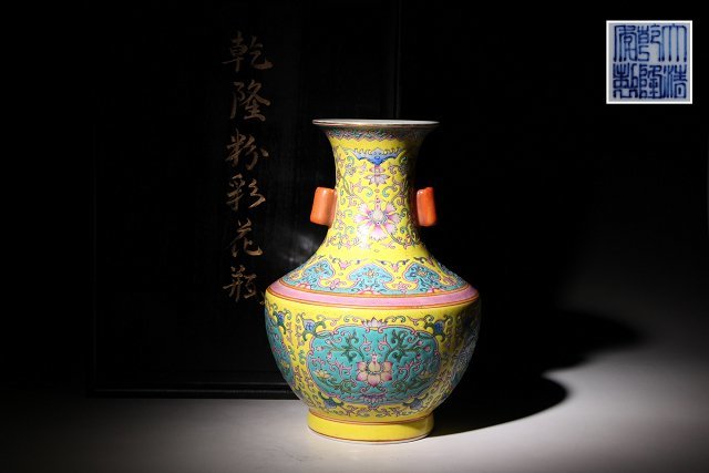 ☆撫子☆大清乾隆年製 粉彩花瓶 双耳 花唐草文 高さ約20cm (検) 花器