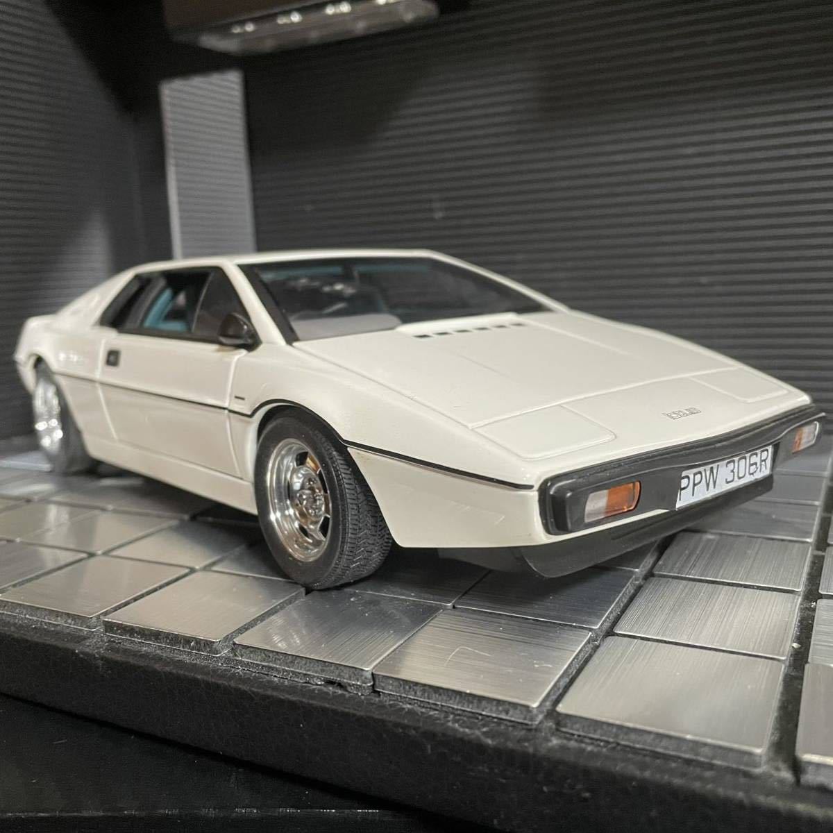 絶版未展示品 オートアート1⁄18 ボンドカー ロータス エスプリ