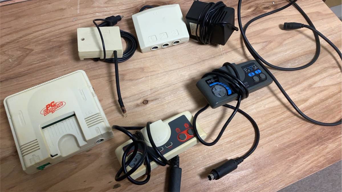 PCエンジン　本体　コントローラー x2 　ACアダプター　その他アクセサリー　NEC 　通電未確認