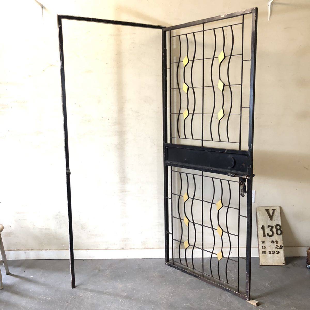 V138≡W81×H199 古いアイアン製の片開ドア 建具 フェンス アンティーク扉 門扉 ゲート ヴィンテージ 間仕切り パーティション 枠付き ftg