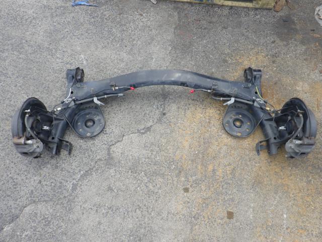 エスクァイア DAA-ZWR80G RアクスルビームASSY