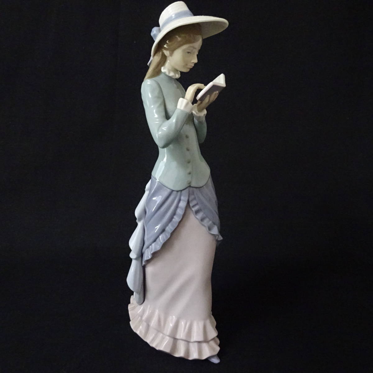 リヤドロ　LIADRO 読書する貴婦人 LLADRO (リヤドロ) フィギュリン 読書するを貴婦人｜トレファクONLINE