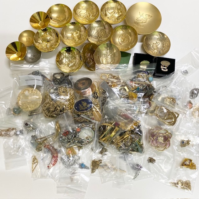 1円～【アクセサリーまとめ】小分け済み 大量 約3.9kg メッキ ネックレス ブローチ リング イヤリング 金杯 タイピン カフス SV シルバー 