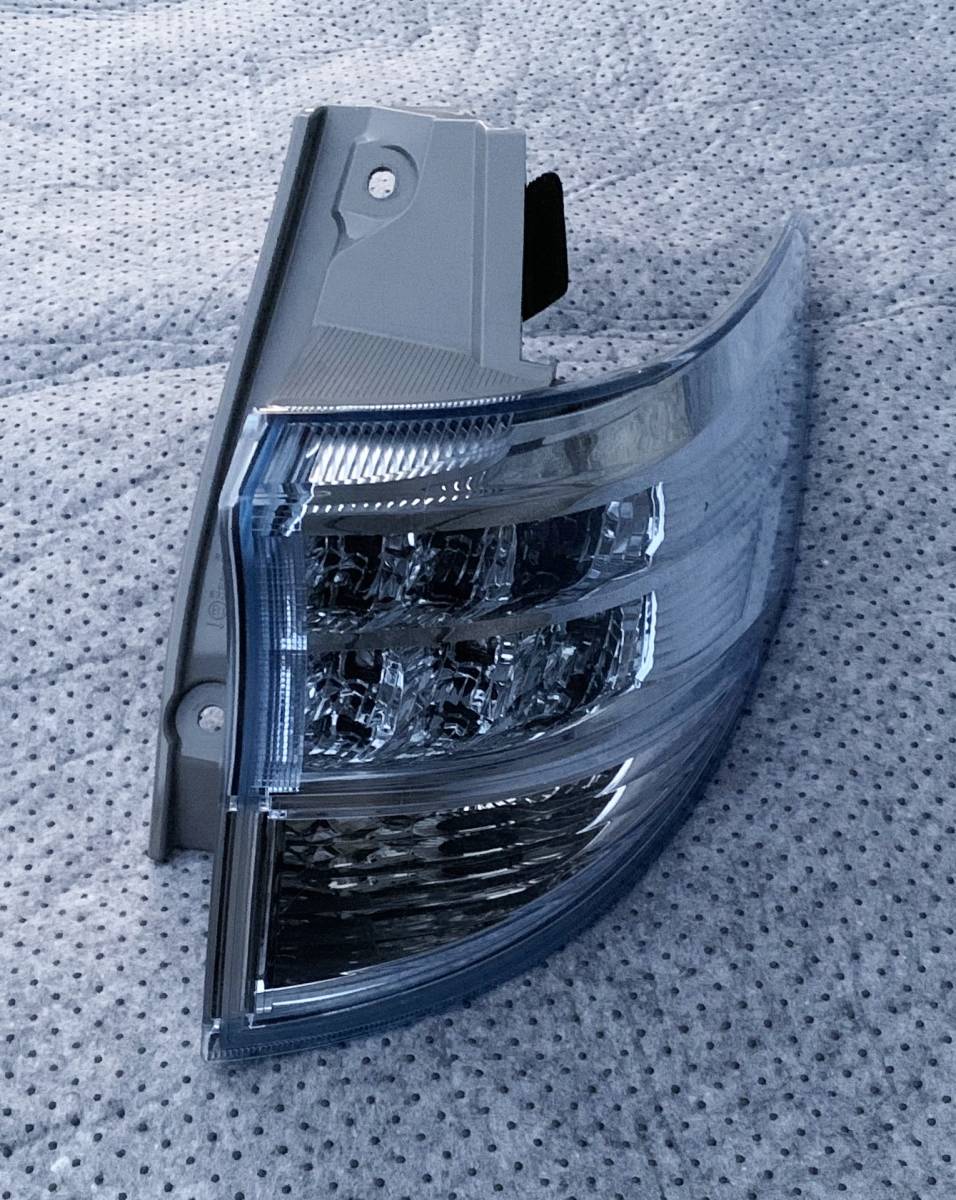 エスティマ ハイブリッド 20系□ 中期 純正 LEDテールランプ 右側 RH