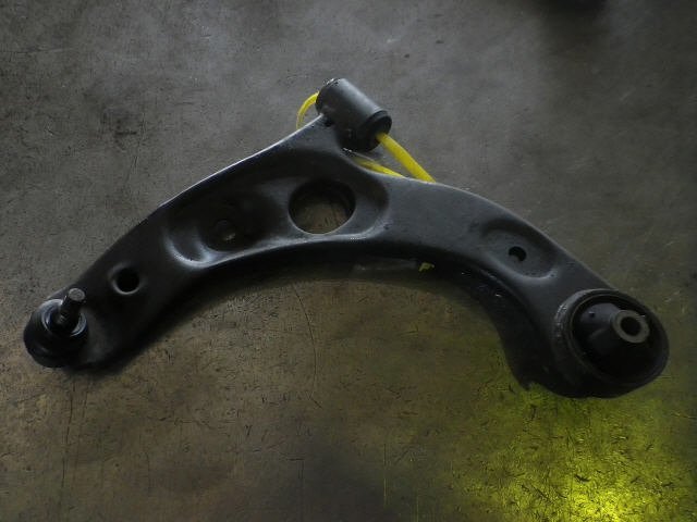 【検査済】 H17年 ミラ ジーノ DBA-L650S 左フロントロアアーム EFVE 48069-B2011-000 [ZNo:05006446] 9702