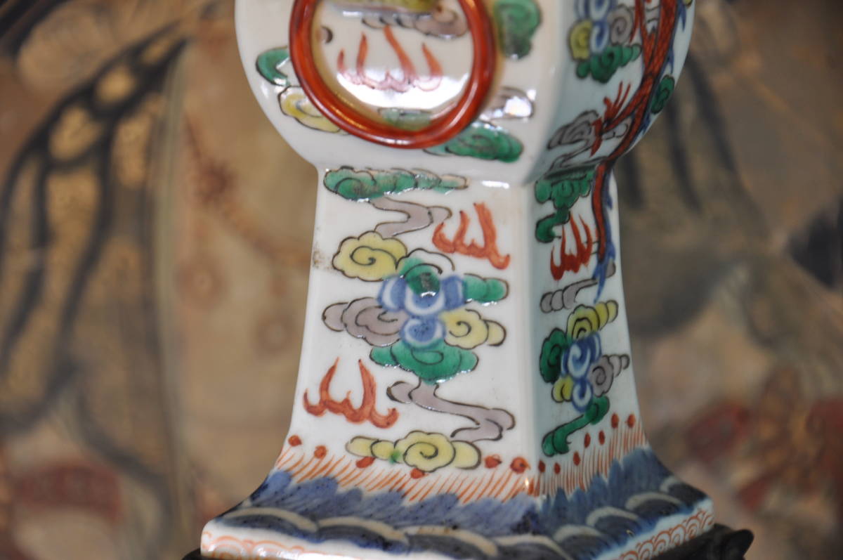 大明萬暦年製 五彩龍紋双獅子耳花瓶 紅木台付き中国美術
