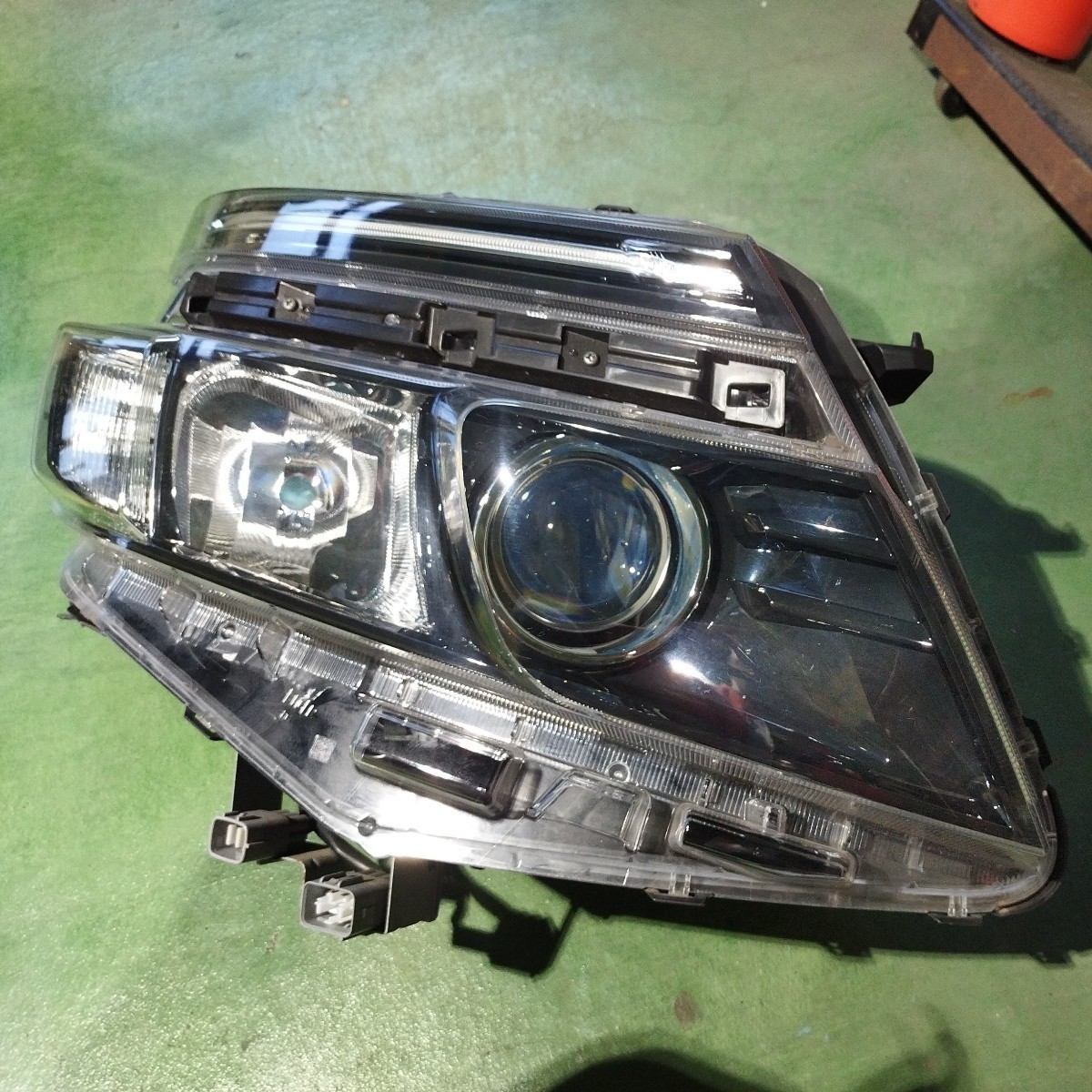 ZWR80 ヴォクシー 右ヘッドライト ZWR80 ヴォクシー LED ヘッドライト