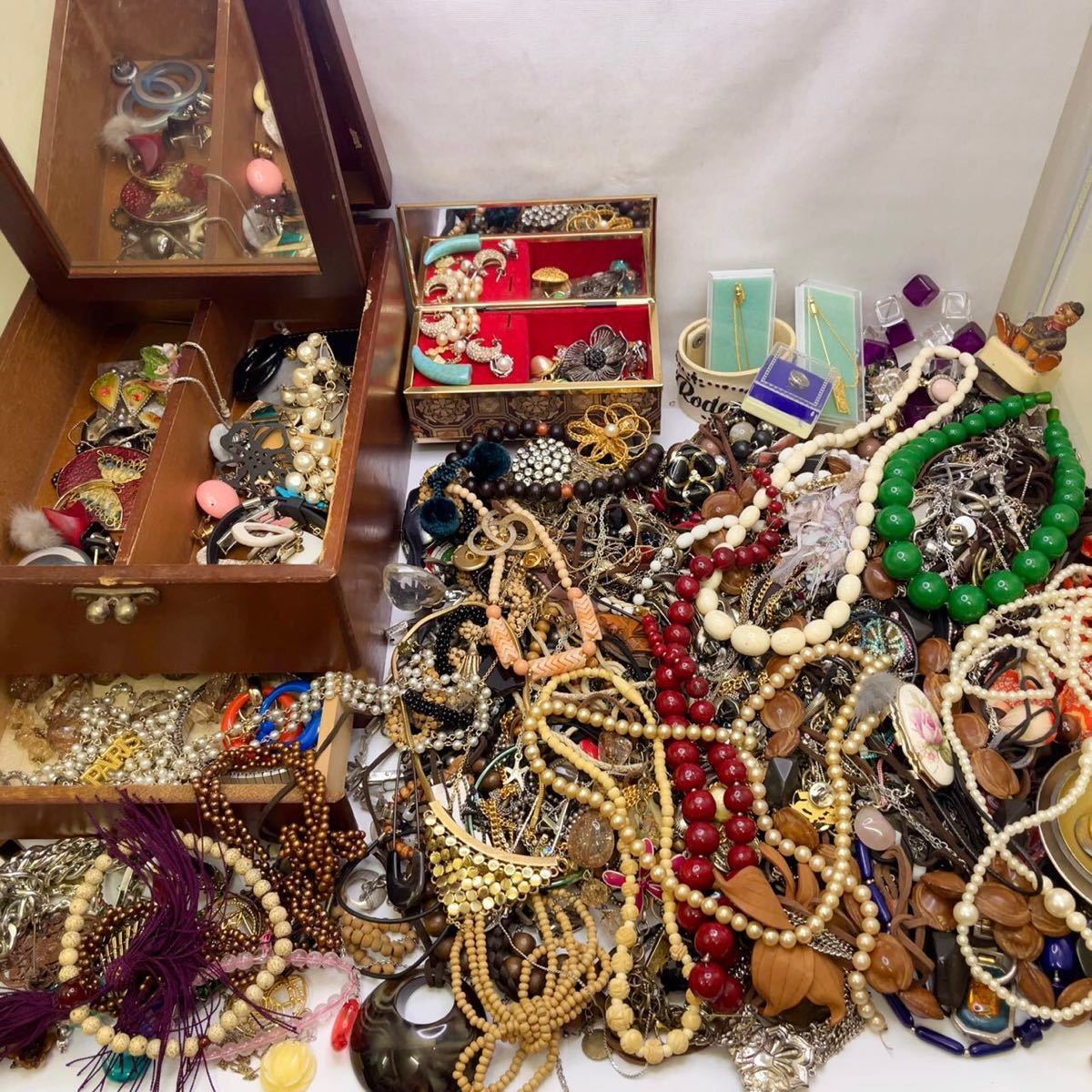 【お得，セール】 1円 約6.7kg アクセサリーまとめ 大量セット ネックレス ブローチ ブレスレット イヤリング パール 象牙調 天然石 ゴールドカラー等(その他)｜売買されたオークション情報、yahooの商品情報を その他