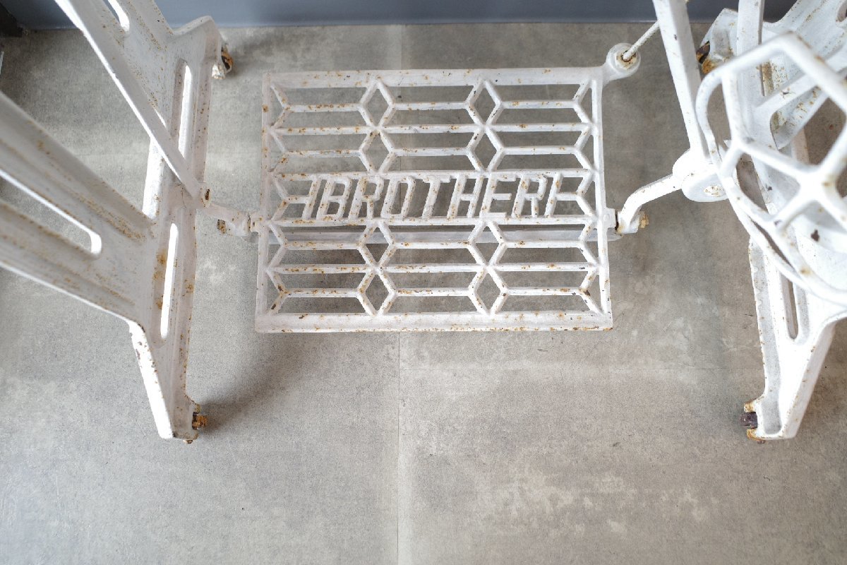 ○Brother ブラザー 白ペイントのミシン台 ガラス天板 鉄足テーブル