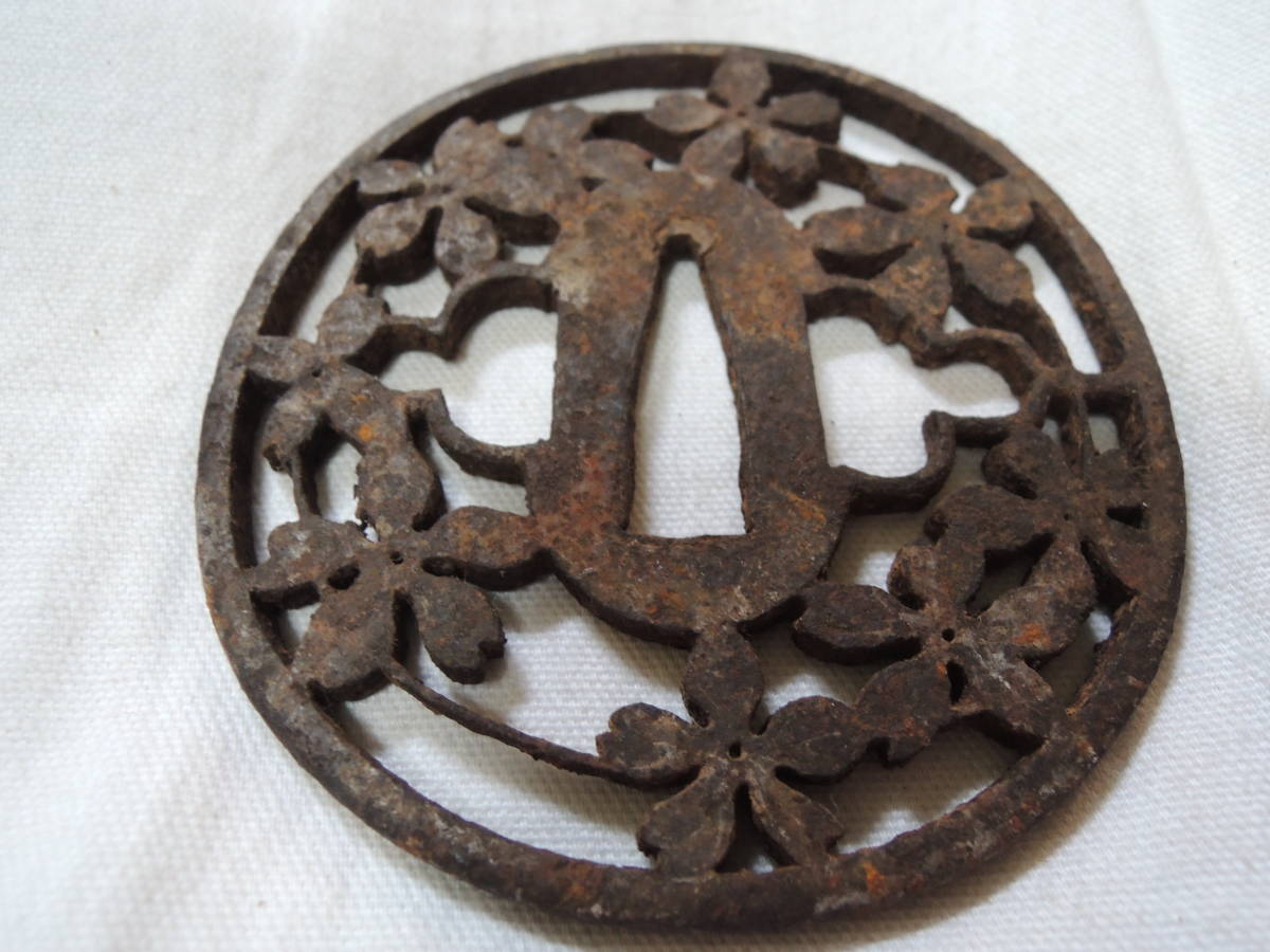 刀装具　鉄鍔　丸鍔　鉄地花図透鐔　錆付き　日本刀　武具