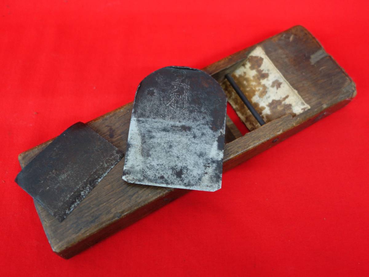 古道具　大工道具　時代　 ＊登録商標　重利　銘　在銘　 会津鍛冶　若林重寿系　重利 ＊古鉋　鉋　かんな　カンナ ＊寸八　