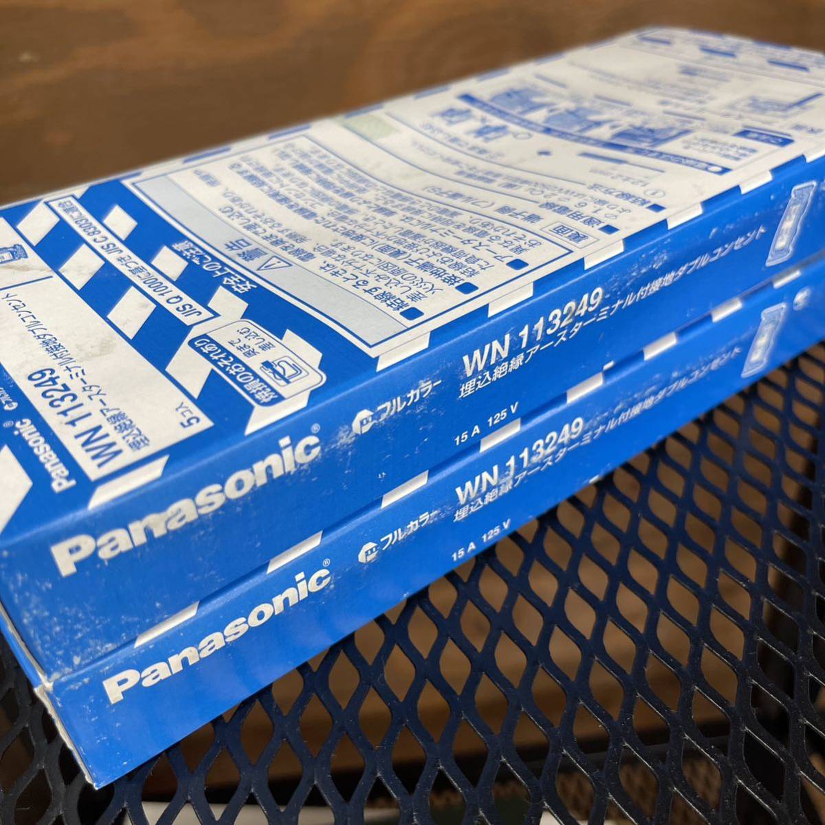 ２箱　Panasonic パナソニックWN113249 埋込絶縁アースターミナル付接地ダブルコンセント