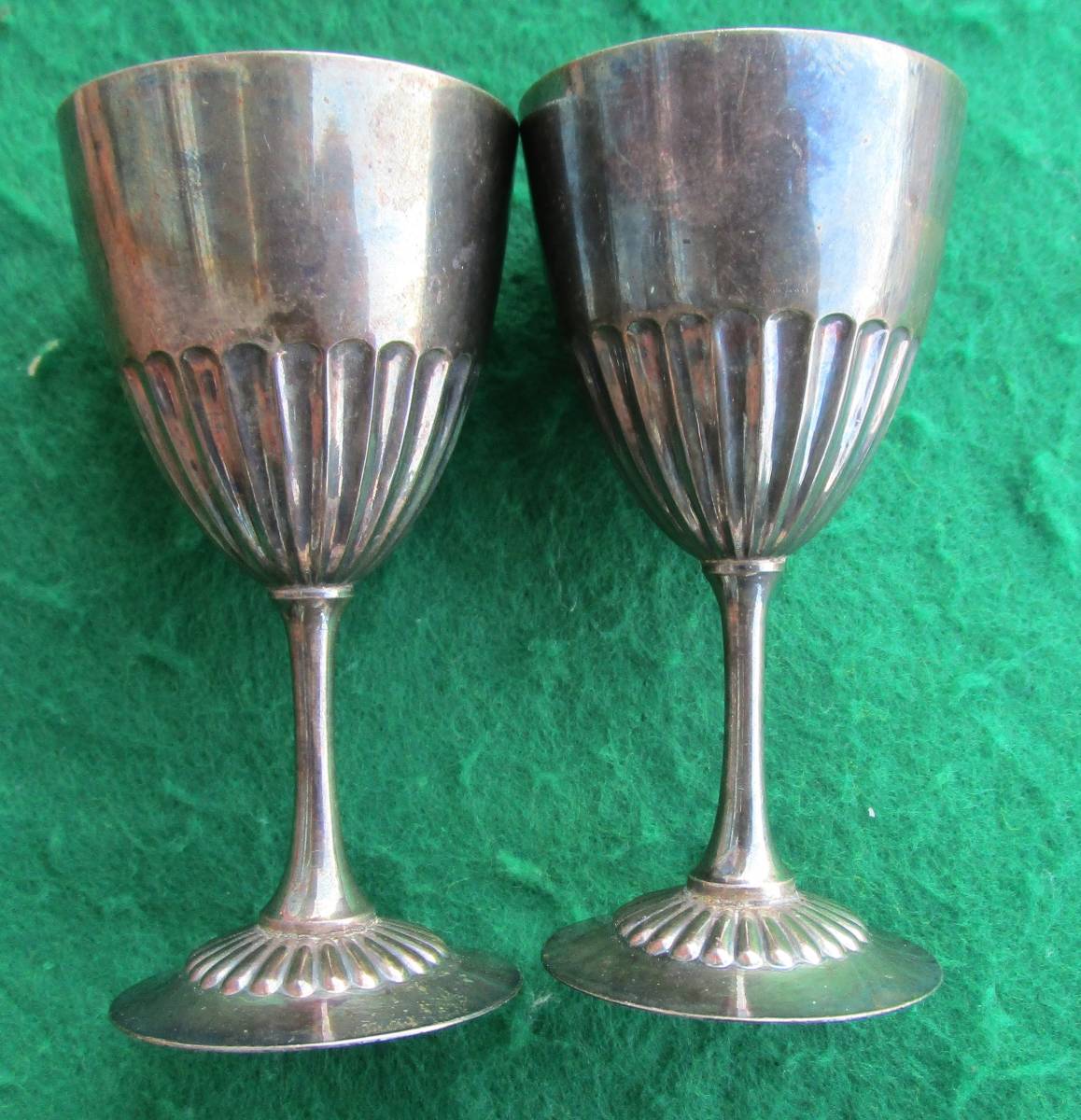 ブランデーグラス２客セット　底に刻印あり　内金鍍金　銀色ですが、材質不明です　刻印で判断してください　