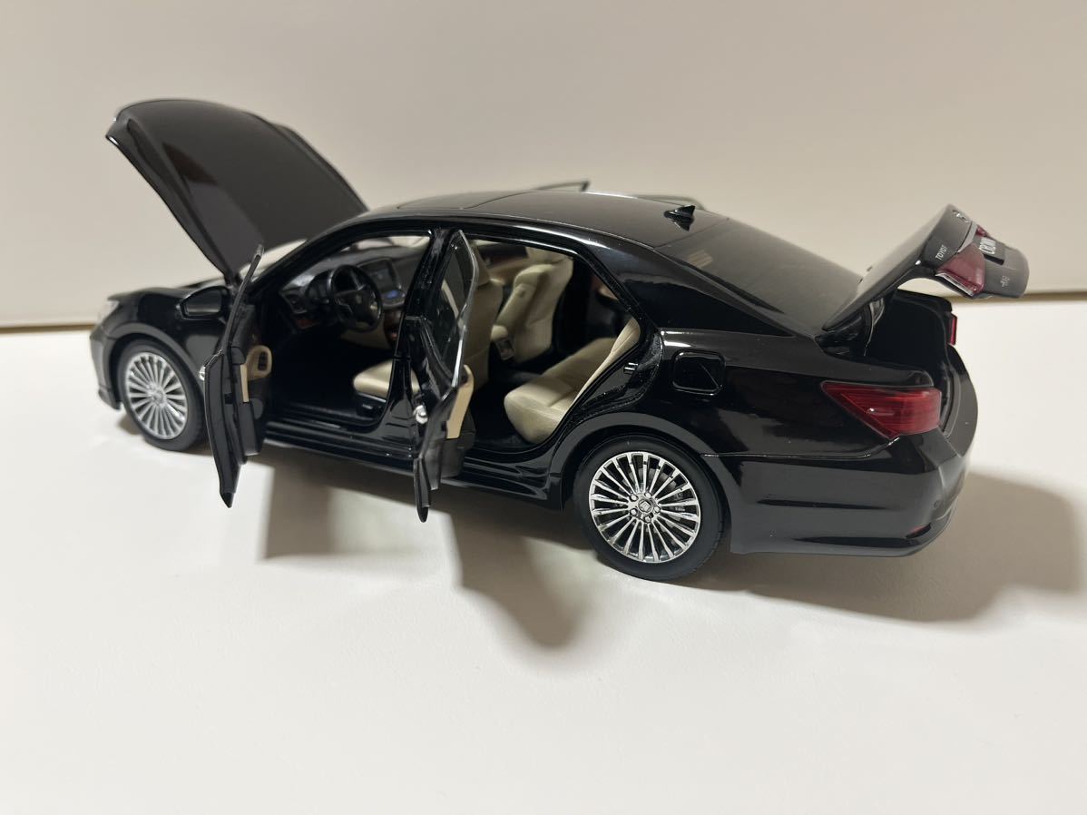 LV-N199b トヨタクラウン 3.0ロイヤルサルーンG 85年式（紺） | 製品を