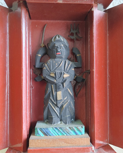 朱塗りの角形厨子に納まる　木彫彩色　西方の守護者　六臂　大威徳明王立像又は金剛夜叉立像　　検　仏教美術中国美術歓喜天不動明王