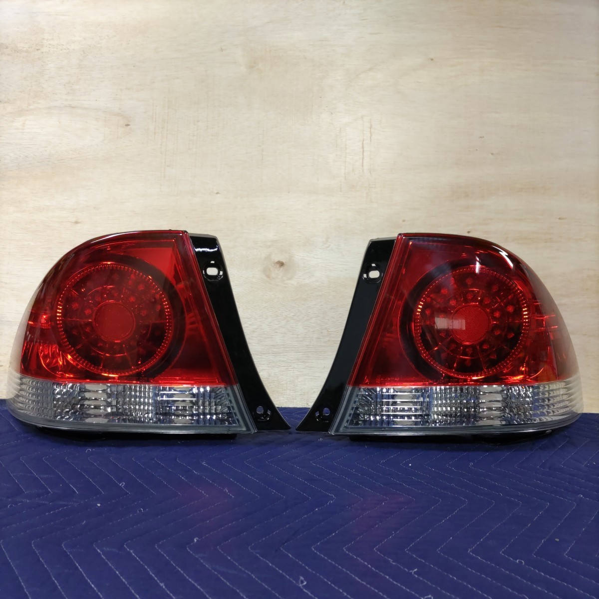 激レア　廃盤　希少　当時物　IS200　アルテッツァ　 LEDテール 　タイプ②　レッド/反射板付　未使用品　(左右セット)　社外品