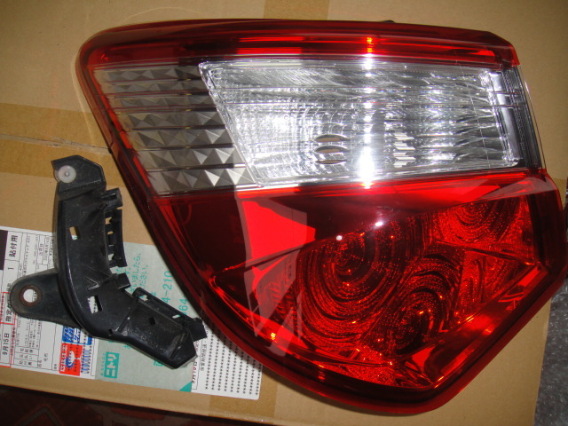 美品 トヨタ ヴィッツ テールランプ 左 H29 NSP130 81561-52B21 コイト